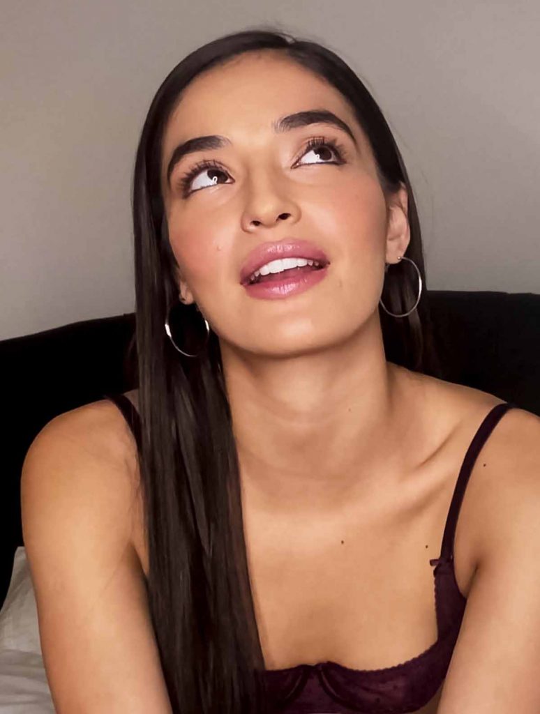 Проститутка Лиля 20 лет, у метро Черная речка  +7(931)366-28-01