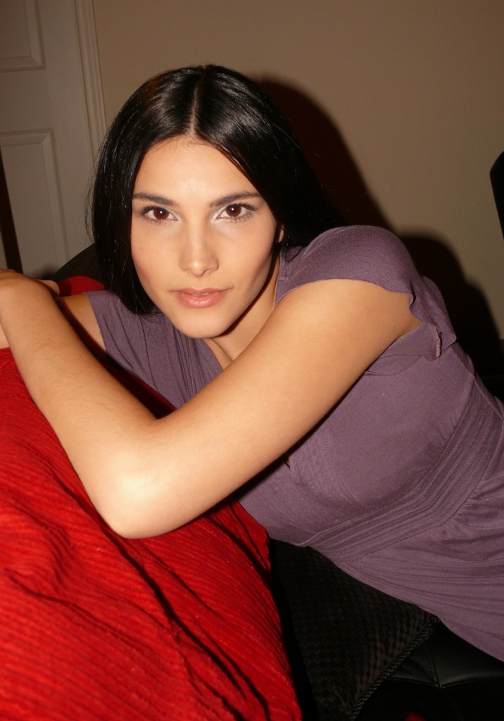 Проститутка Эля 22 года, у метро Рыбацкое  +7(911)830-21-77